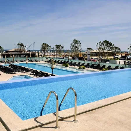 Tropical In Infinity Pool & Appartement Năvodari