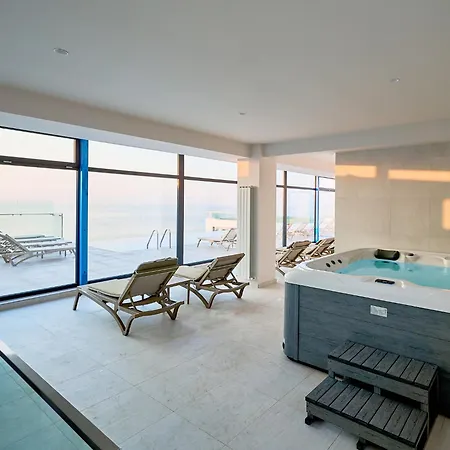 Tropical In Infinity Pool &