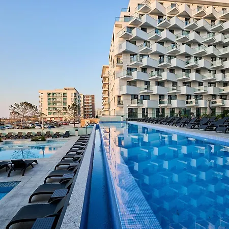 Tropical In Infinity Pool &